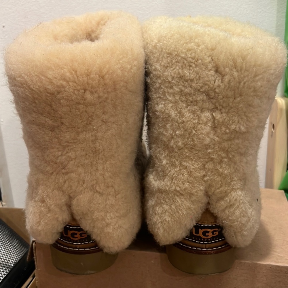 UGG BRAND NEW